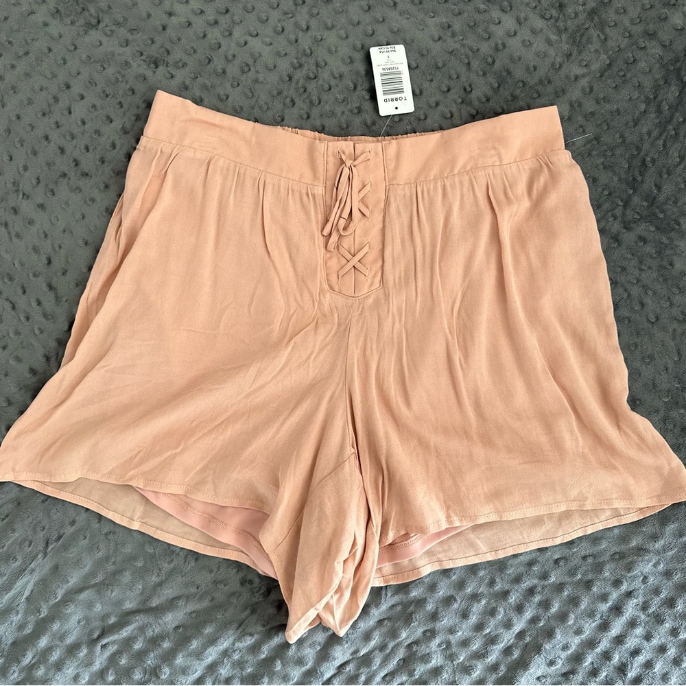 Peach lace front crêpe shorts!